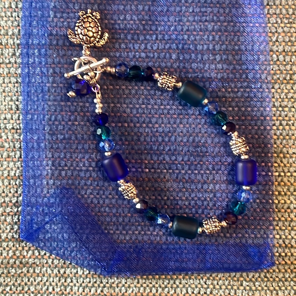 Toggle secured turtle beach glass bracelet
